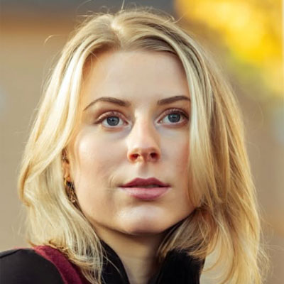 Milla R. Yogalehrerin in Berlin