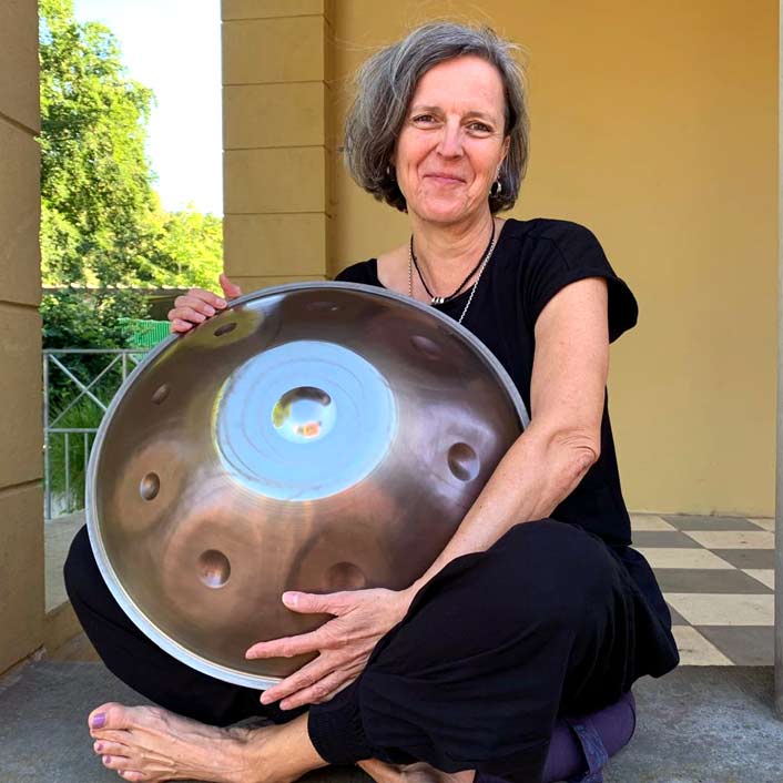 Claudia mit Handpan | Yinyoga und Klang Workshop Berlin